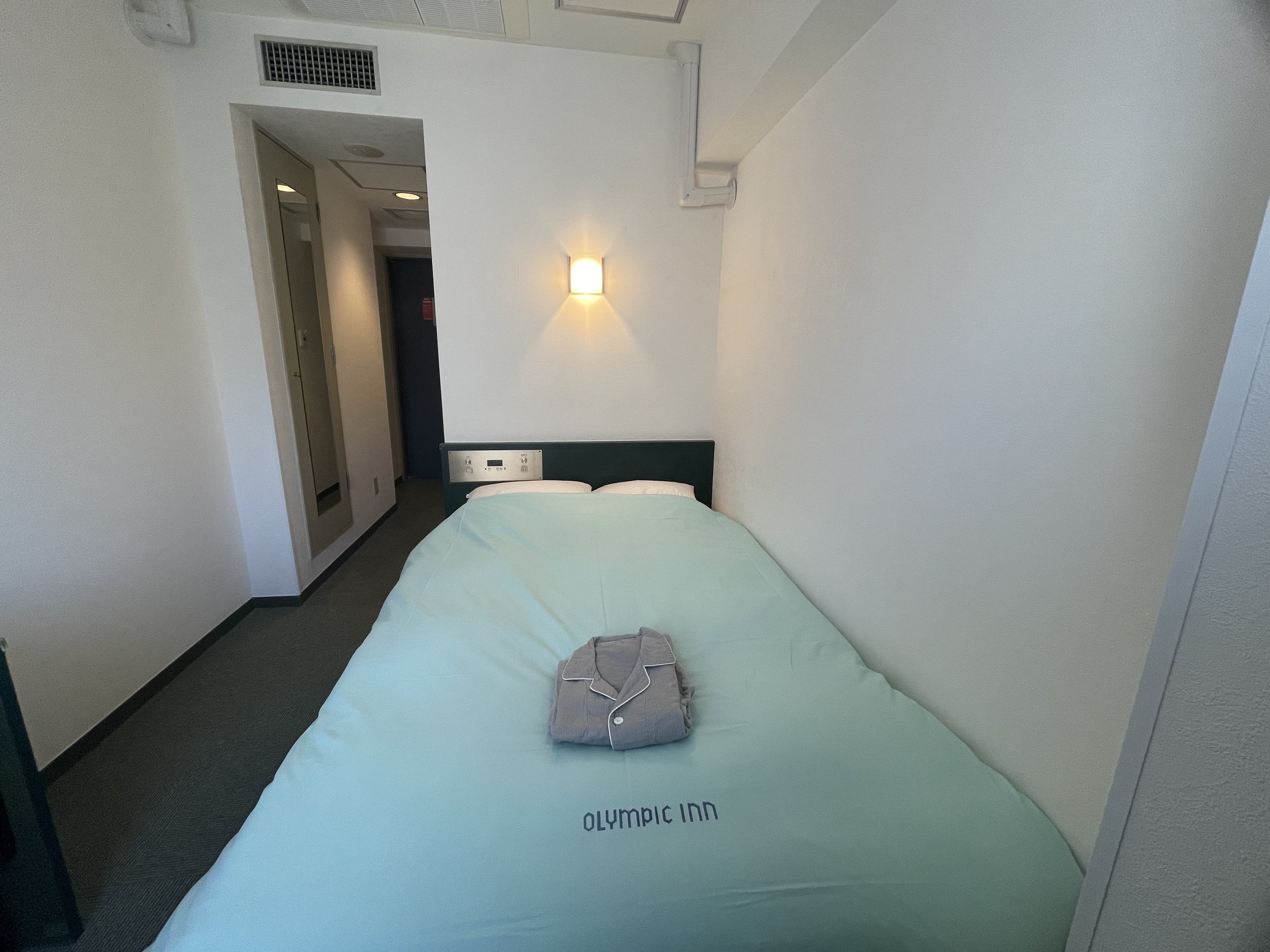 Tokyo-Olympic Inn Azabu - Enjoy exclusive amenities such as a swimming pool, fitness center, and comfortable lounge areas. Relax in spacious, thoughtfully designed rooms with luxurious bathtubs, invigorating showers, mini-fridges, and state-of-the-art TVs.